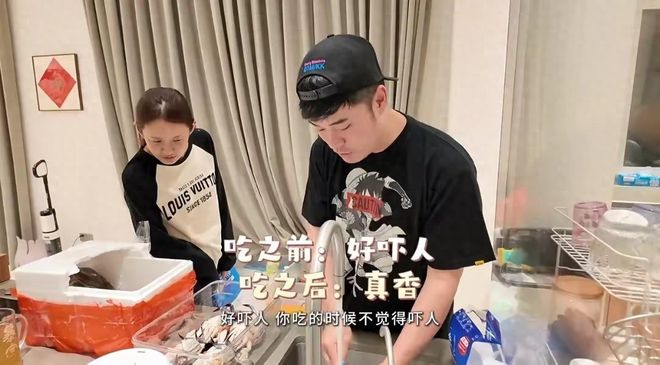 陈赫于家中烹饪丹东蟹，张子萱环绕着丈夫身边，他们的388平方米豪宅厨房显得拥挤且杂乱。-蜗牛资源分享网