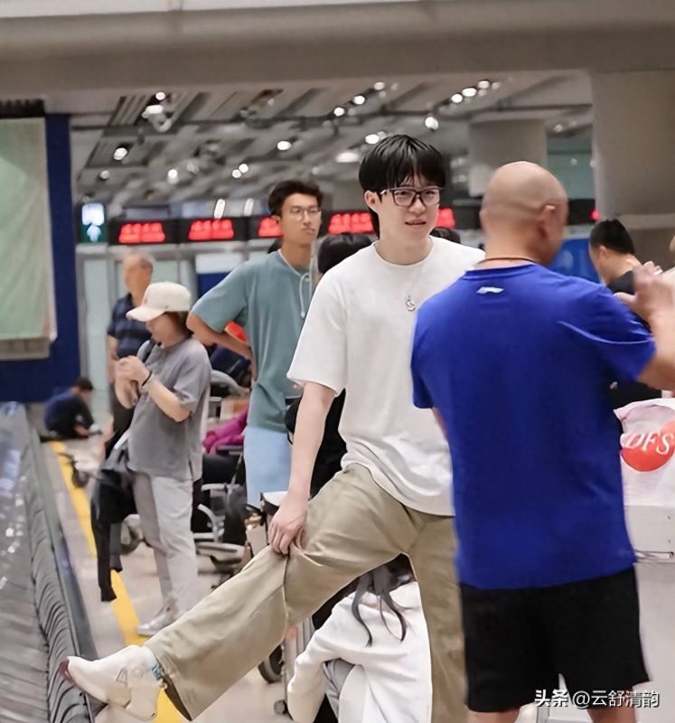国乒归来，王楚钦在肖指导面前显得格外放松，两人互动亲密，宛如父子一般-蜗牛资源分享网