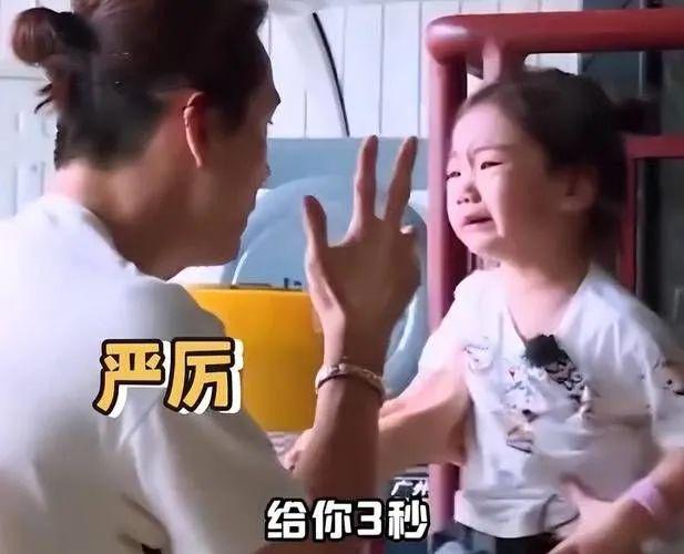 戚薇一家五口日本逛街，40岁李承铉星味十足遮不住，本人比照片还帅-柠檬资源分享网