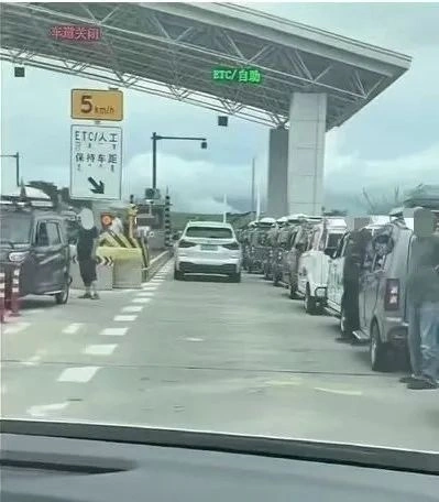 在高速公路收费站，数十辆小型电动车“老头乐”依次排队试图进入，官方回应称：根据法律规定，此类车辆被明令禁止上高速，目前已将所有车辆劝返。-春天资源分享网
