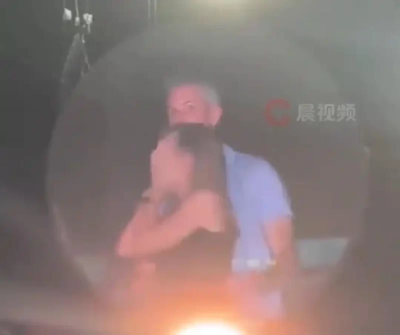 美企高管演唱会亲密搂抱，引发网友热议与公司调查-柠檬资源分享网