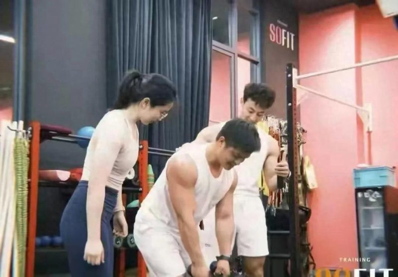 近日，网络传出一则消息，称一位30岁的女性银行高管，名为梁某莹，出生于1995年，目前担任工商银行惠州分行公司部区域经理-蜗牛资源分享网