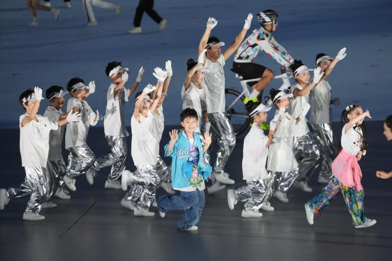 成都世运会开幕式上，一位9岁的小男孩担任领舞：他通过街舞展现出了自信与快乐。-春天资源分享网