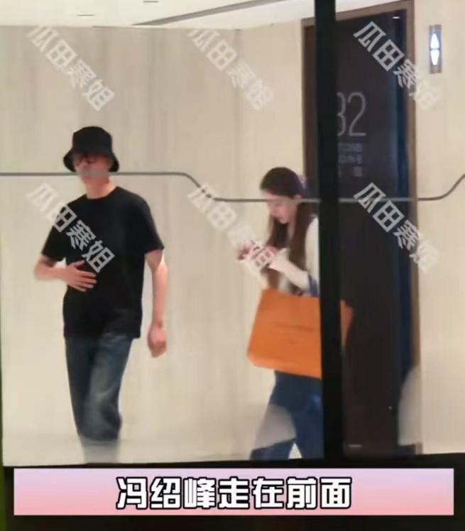 近日，冯绍峰与女友一同外出逛街，画面中女友手中提着购买的商品，紧随冯绍峰其后。网友对此进行了深入挖掘，最终揭开了女友的真实身份。-同恩资源分享网