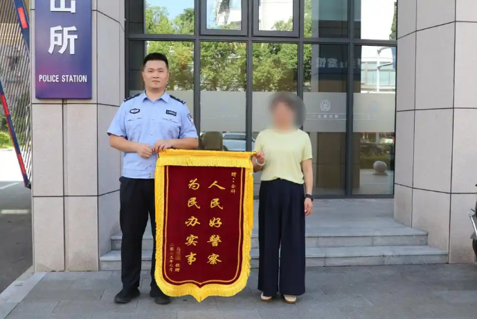 一位女性不幸陷入了诈骗的漩涡。在危急时刻，警察迅速作出反应，指示道：“快把我设为你的儿子备注！”-春天资源分享网